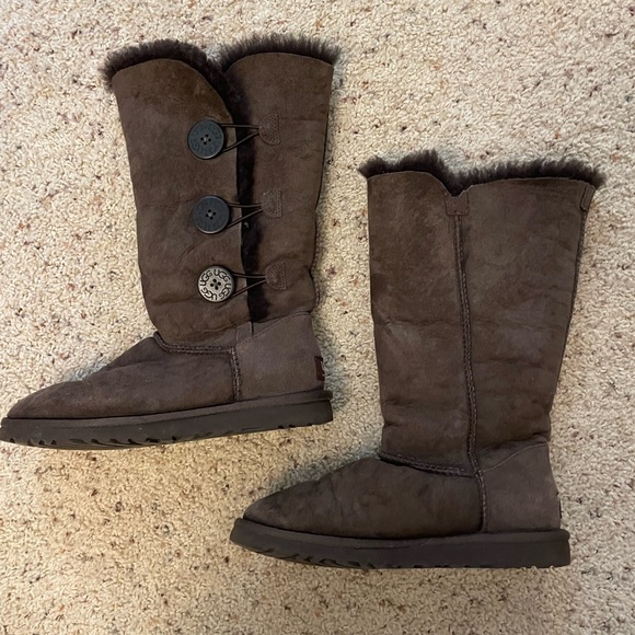Size 6 Chocolate Brown Uggs - Picture 2 of 5